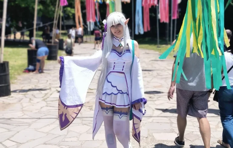 Emilia Cosplay capa